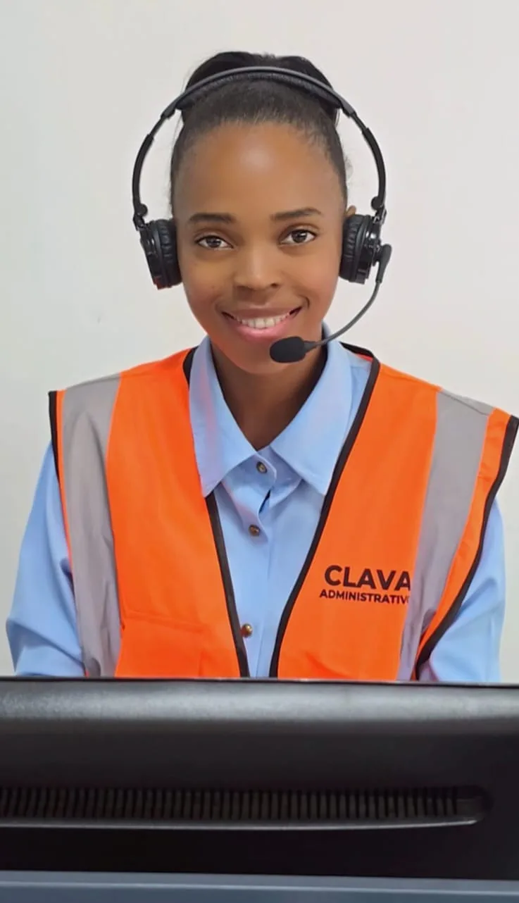 Profissional da Clava Express num posto de atendimento operacional