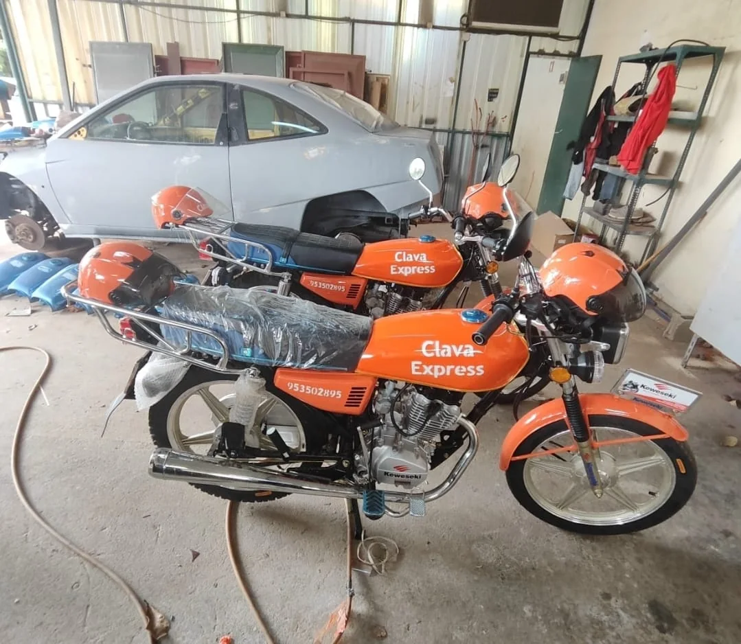 Motorizadas identificadas da Clava Express numa área de manutenção