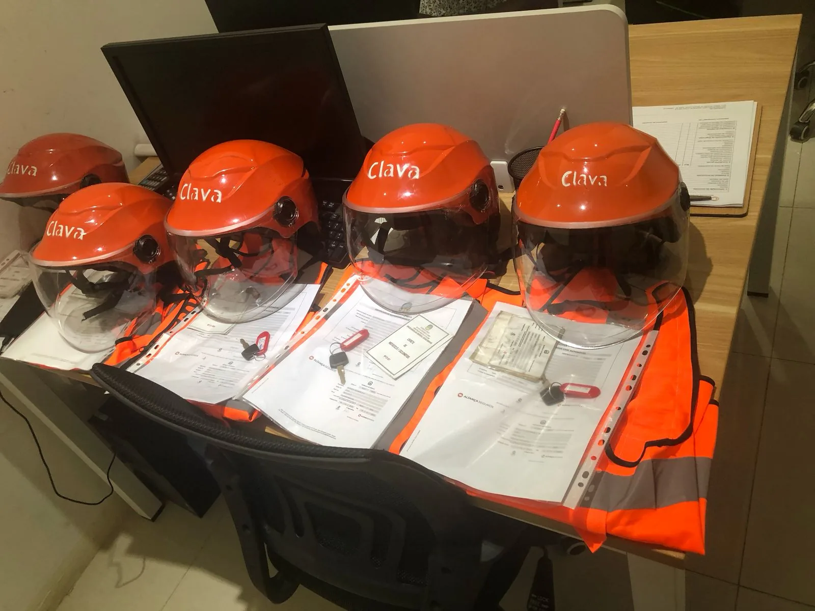 Capacetes, coletes e documentação preparados para a operação